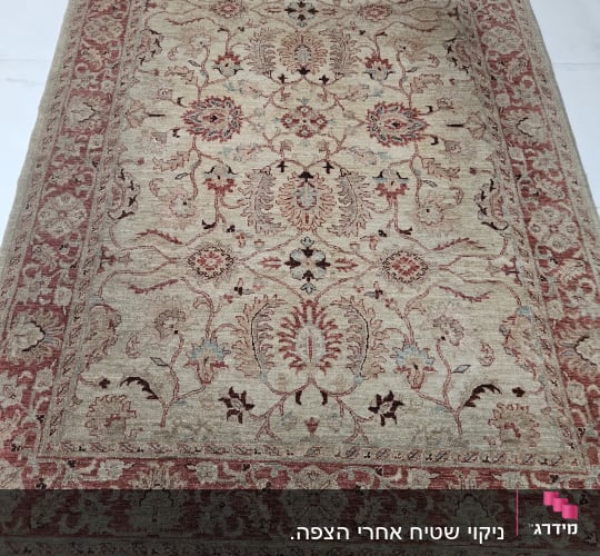 שטיח עם דוגמה פרחונית על רצפה לבנה